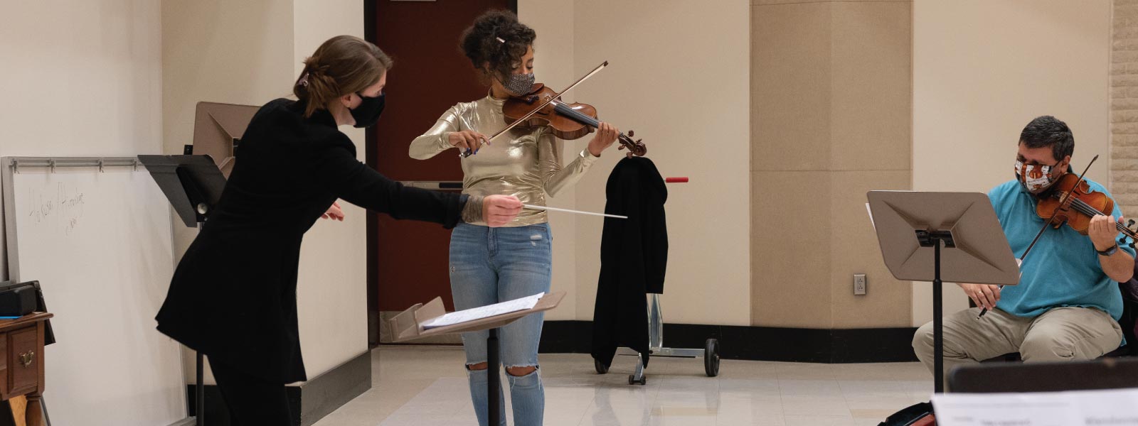 2020 Artpreneur of the Year Jessica McJunkins (Lady Jess) rehearses with students ahead of a performance. / Photo: Peter Mueller