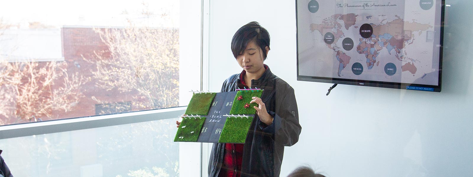 Student giving a presentation during an AP Human Geography class. / Photo: Alex Jarus